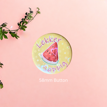 Afbeelding in Gallery-weergave laden, π Lekker Sappig β Festival Button/Magneet