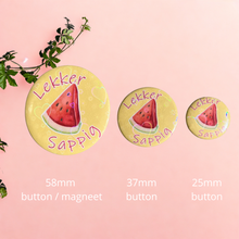 Afbeelding in Gallery-weergave laden, π Lekker Sappig β Festival Button/Magneet